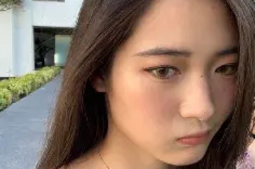 南通网友爆料：一车辆四脚朝天！围着一堆吃瓜群众……